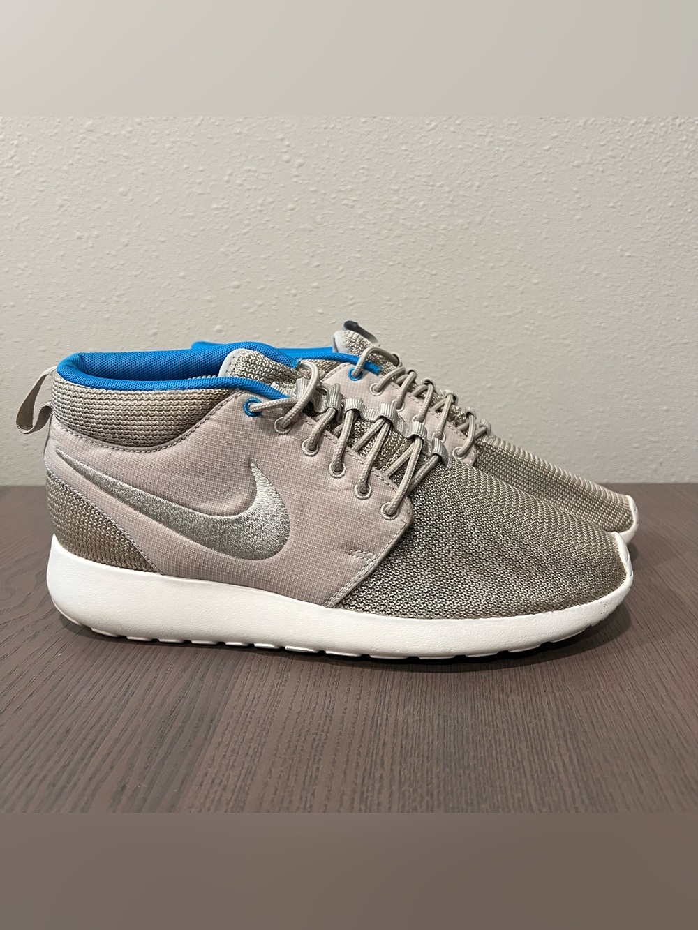 SIZE 8.5 MENS NIKE ROSHE RUN MID - Picture 4 of 6